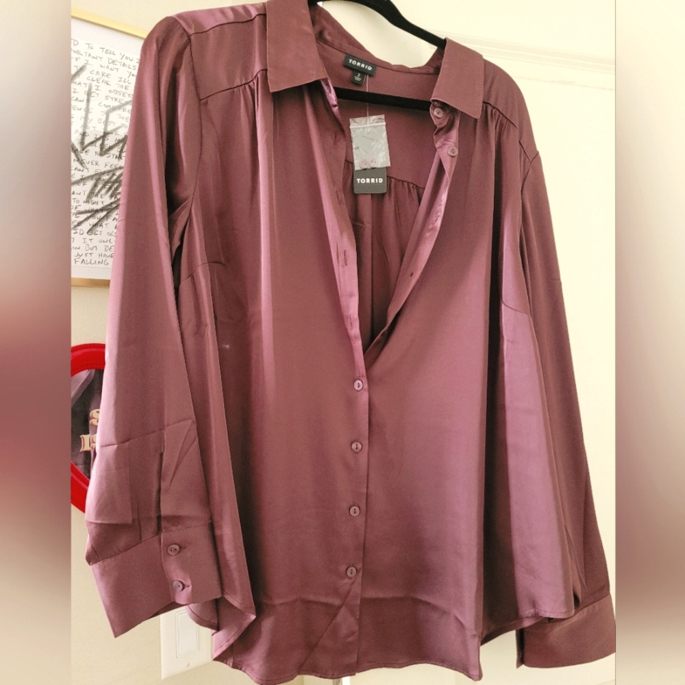 Torrid Satin Button-Up in Sassafras, size 2